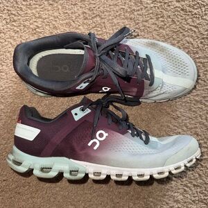 On cloud flow tennis shoes size 8.5